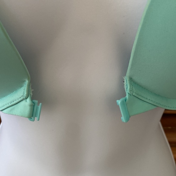 Victoria’s Secret cross back bra. Clips in the front 36C - Picture 8 of 11